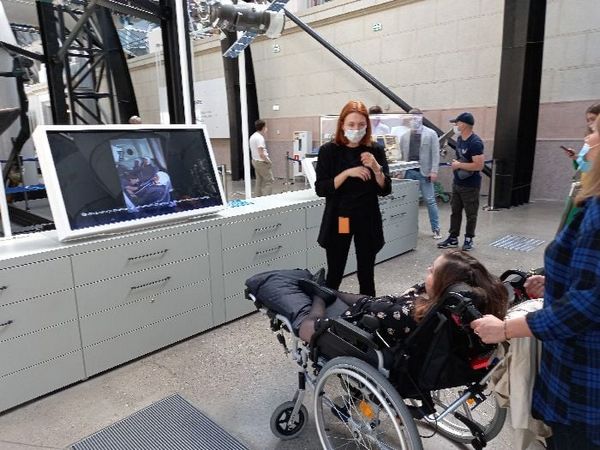 Лучшие практики доступной среды: Москва, июль 2021 г., ВДНХ - условия мобильности для инвалидов-колясочников