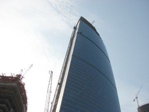 Август-2007 г.: башня Запад (63 этажа) в комплексе Федерация уже построена, башня Восток (слева) строится и уже достигла высоты 29-го из 93-х этажей